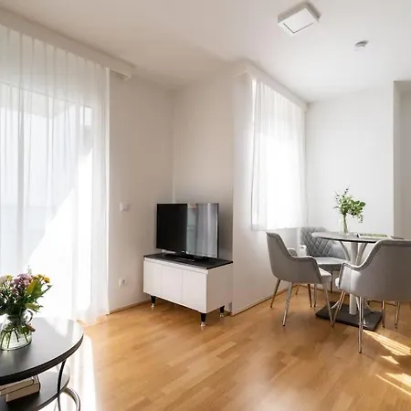 Sunny 1br With Balcony By Hm *