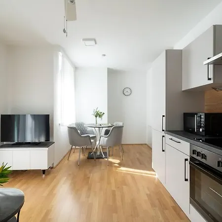 Apartment Sunny 1br With Balcony By Hm *