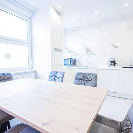 Stylish Two Bedrooms Next Belvedere Apartment