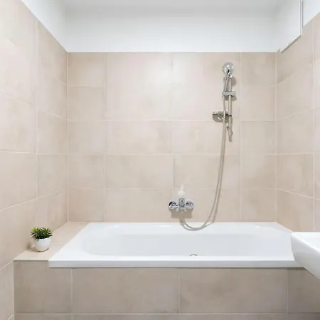 Spotless 1br, Quick Link By Hm *