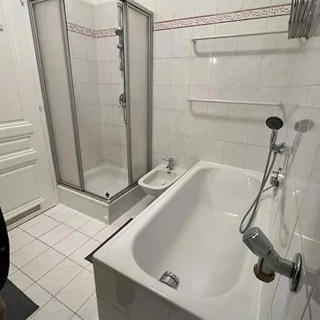 Stylish - Free Parking & Netflix Apartment *