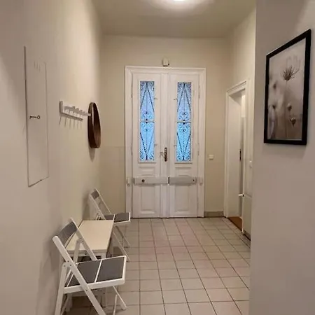 Stylish - Free Parking & Netflix Apartment *
