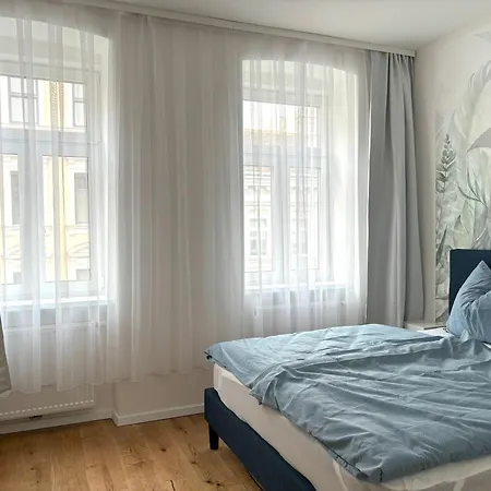 Schoenes Design, 3 Queensize-betten, Walk In Dusche, Kueche Komplett Mit Nespresso, Zusatzpaket Moeglich Kleinkinderbett, Kindergeschirr, Hochstuhl * Vienna