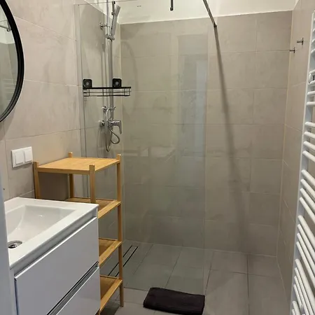 Schoenes Design, 3 Queensize-betten, Walk In Dusche, Kueche Komplett Mit Nespresso, Zusatzpaket Moeglich Kleinkinderbett, Kindergeschirr, Hochstuhl