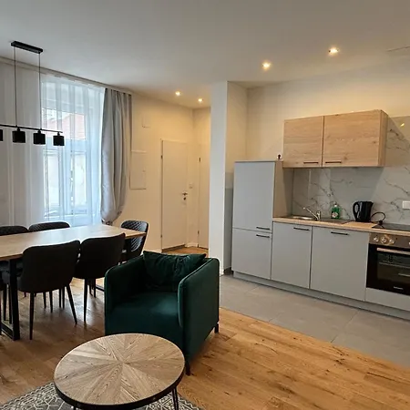 Apartment Schoenes Design, 3 Queensize-betten, Walk In Dusche, Kueche Komplett Mit Nespresso, Zusatzpaket Moeglich Kleinkinderbett, Kindergeschirr, Hochstuhl *