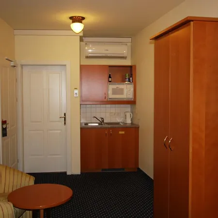 Otel 900 M Zur Oper 4*