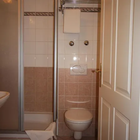 900 M Zur Oper Otel 4*
