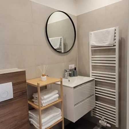 Altbauwohnung Mit Charme - Selbst Check In - Queensize Bett Appartement Vienne
