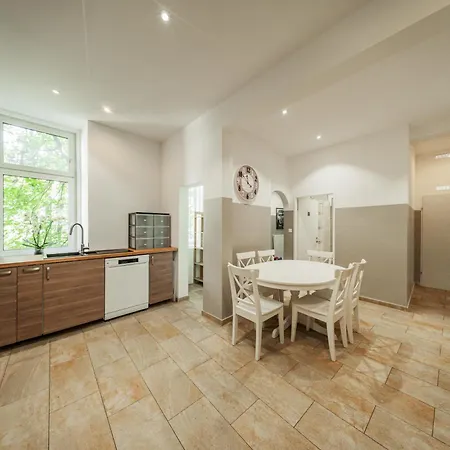 Nice Central City Room אכסניה *