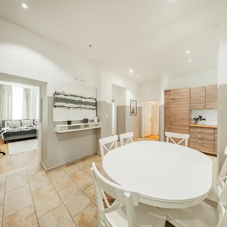 Nice Central City Room אכסניה