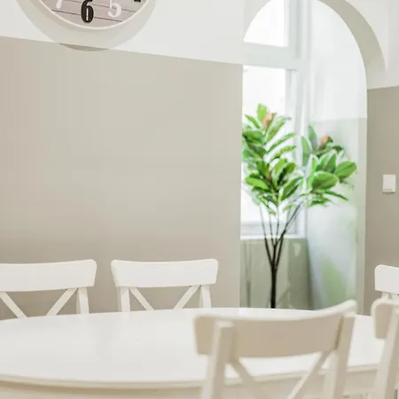 Nice Central City Room אכסניה