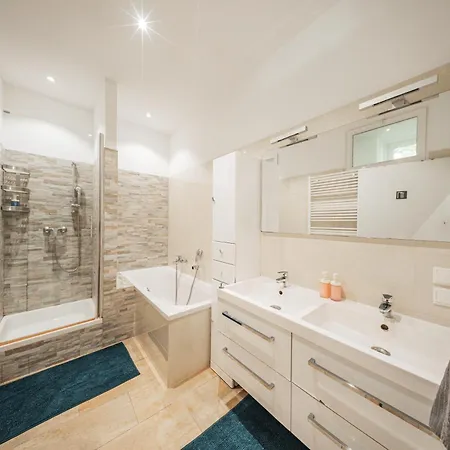 Nice Central City Room אכסניה