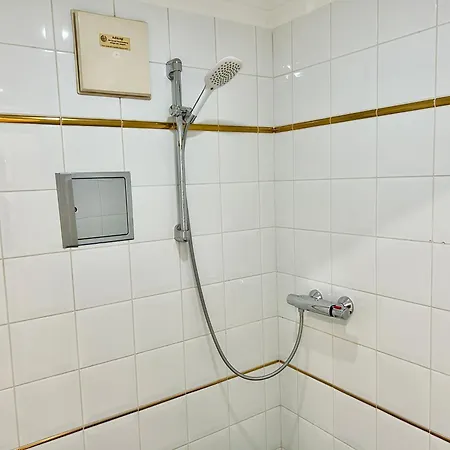 Stylish Schonbrunn - Free Underground Parking Apartment Vienna