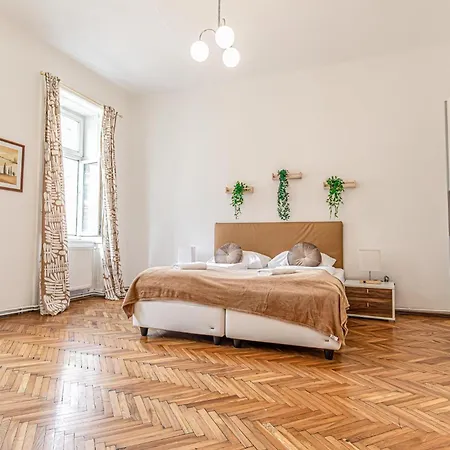 Timeless Vienna: 2br In The Historic District Apartment