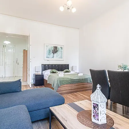 Timeless Vienna: 2br In The Historic District Apartment
