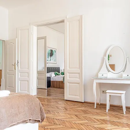 Timeless Vienna: 2br In The Historic District Apartment *