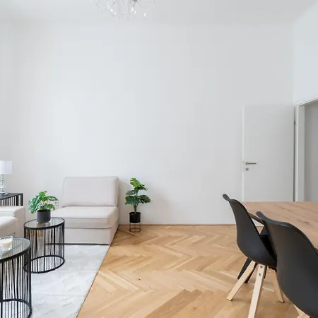 Luxurious Viennese Old Style Apartment *