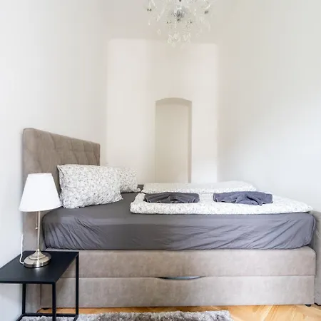 Apartment Luxurious Viennese Old Style