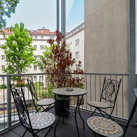 Apartment Luxurious Viennese Old Style