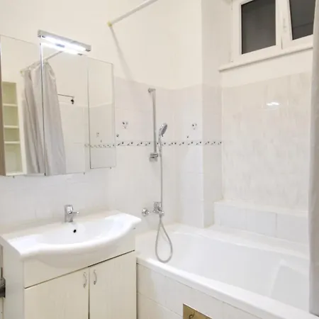 Comfortable Near Schoenbrunn Palace Hl