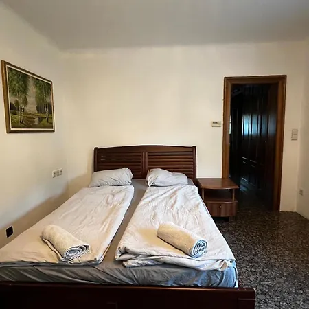 Central-vintage With Free Parking And 5min Walk To Metro *