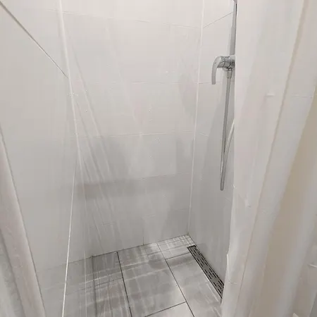 Renovated - 10 Min To Center *