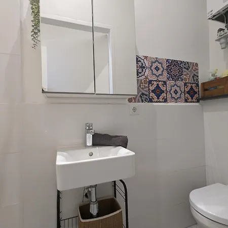 Renovated - 10 Min To Center Apartment *