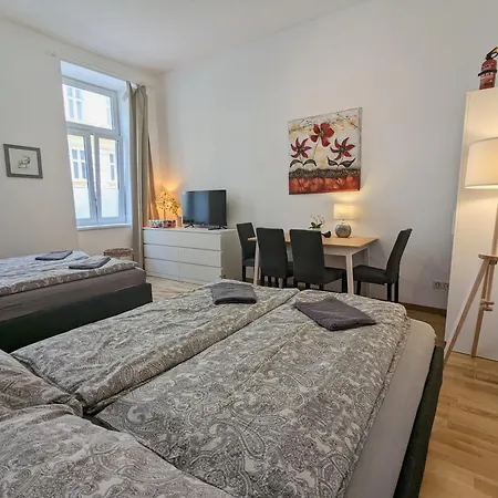 Renovated - 10 Min To Center *