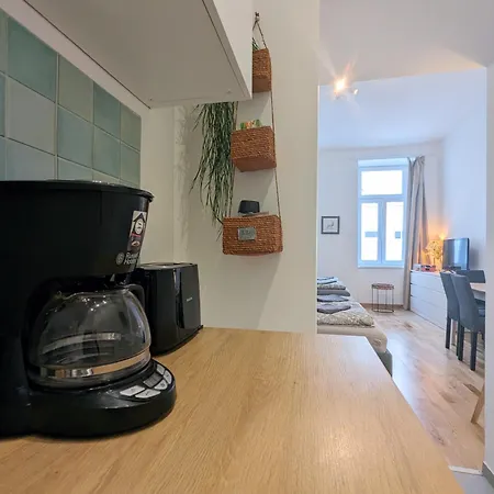 Renovated - 10 Min To Center