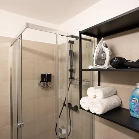 Bright & Modern In Center With A Queen Bed *