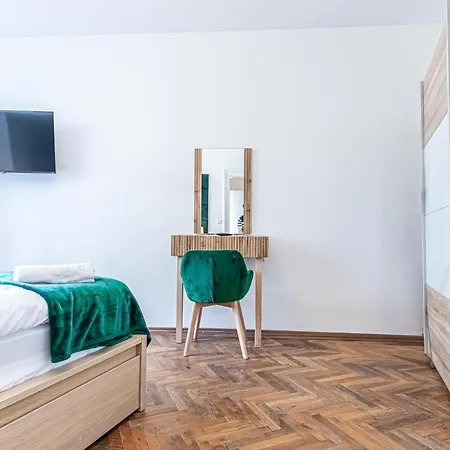 Apartment Convenient 3-br Shared Apt, 15 Min To Landstrasse Hub *