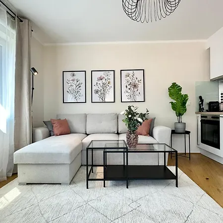 Free Parking I Balcony I 5 Min To Train Station Bécs