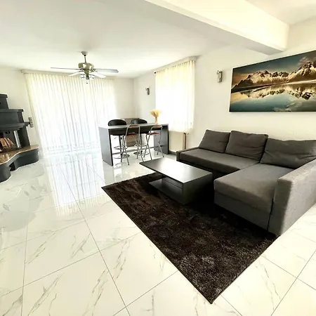 Luxurioeses Mit Pool Apartmán *