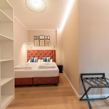 Josef's I Cozy Nest