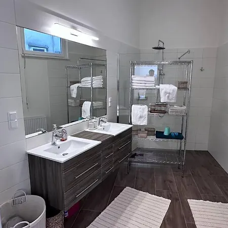Grossraeumige Altbauwohnung Nahe Zentrum *
