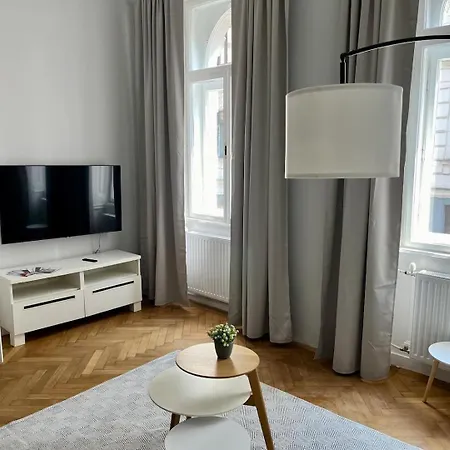 Grosszuegiger Wiener Altbau Gleich Neben Schoenbrunn Apartment