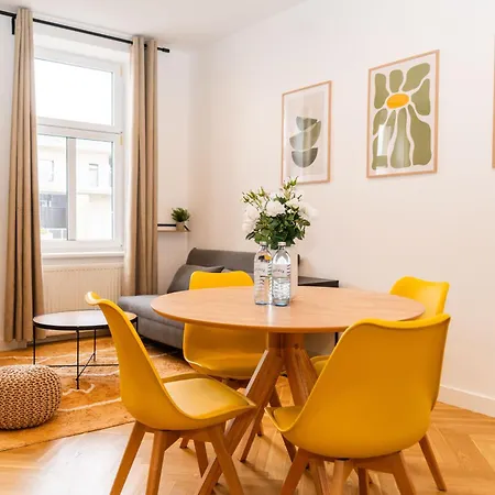 Myflat - Bright Near Station Apartment *