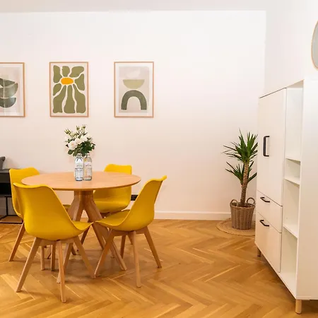Myflat - Bright Near Station Apartment *