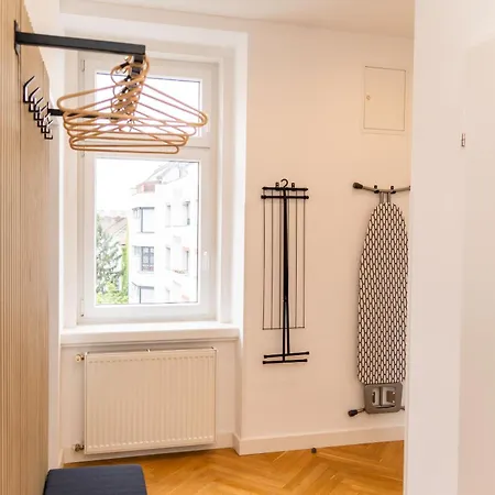 Myflat - Bright Near Station Apartment