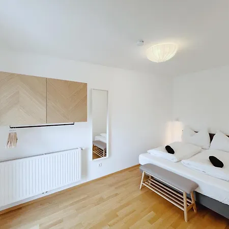 Brunnenmarkt Balcony Apartment *