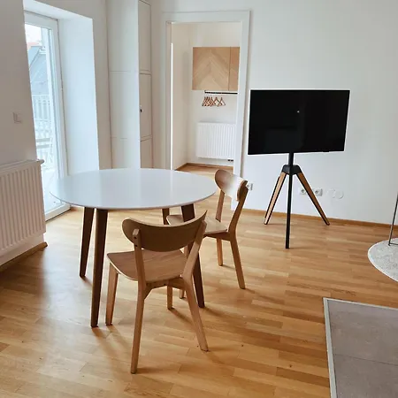 Brunnenmarkt Balcony Apartment *