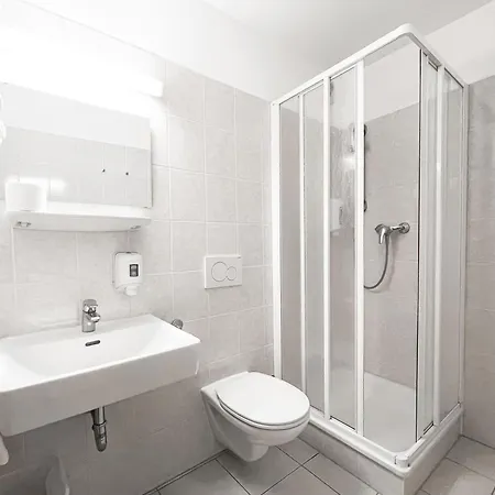 Lenas Donau Hotel Vienna