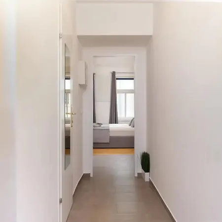 Perfect Location, 2 Min To Main Station, Long Term *