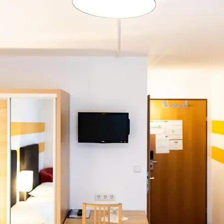 Lenas Donau Hotel Vienna