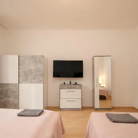 Long Term I 2 Min To U1 Columbusplatz I High Speed Wifi *