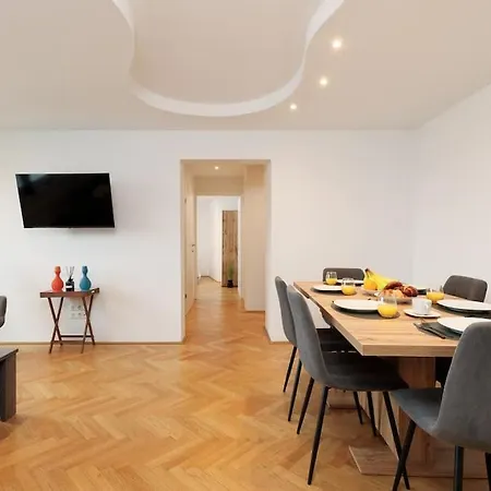 Exclusive 2-bedroom Loft With Scenic Rooftop Views Apartmán