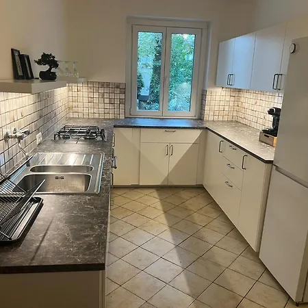 Apartment Cozy 2-bedroom Retreat Near Subway And Center