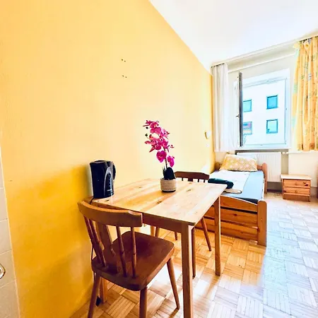 Affordable Central Rooms, 10-min To Lugner City *