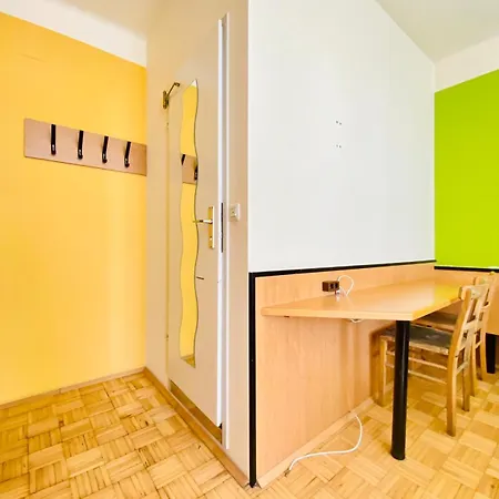 Affordable Central Rooms, 10-min To Lugner City