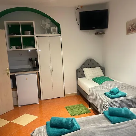 Viktoria Hostal *